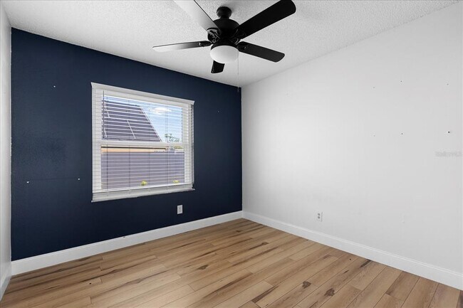 Building Photo - 5517 Loma Vista Dr E