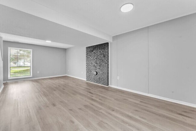 Building Photo - *NEWLY RENOVATED* 2 Bedroom Townhouse in D...