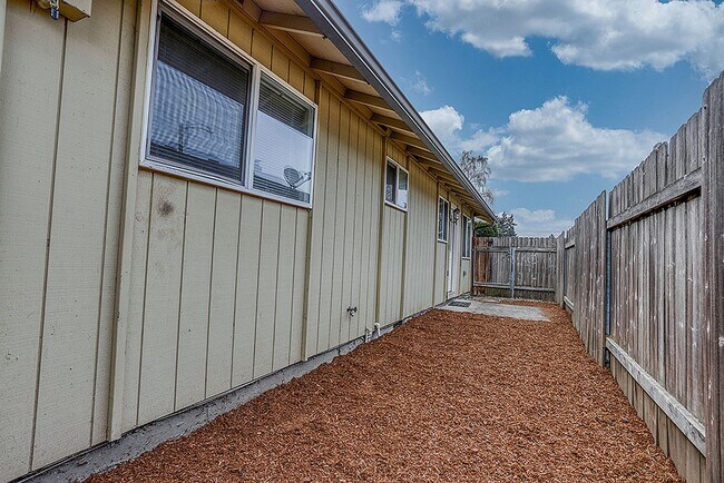 Building Photo - Condo Living with Fireplace and Fenced Yard!