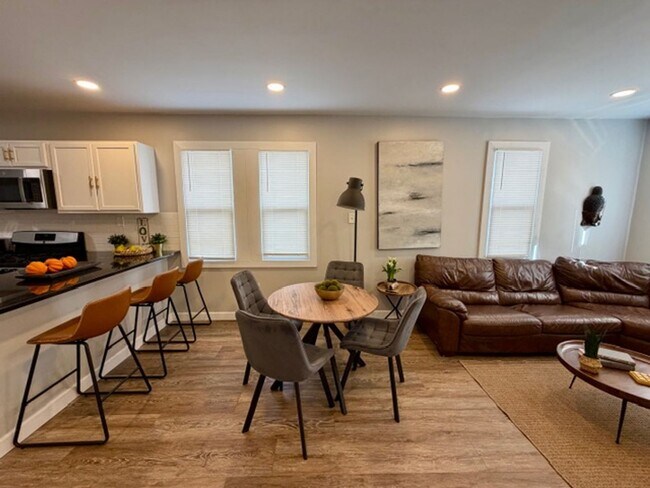 Building Photo - Fully Furnished And Updated 4 bedroom 2 bath house for Lease