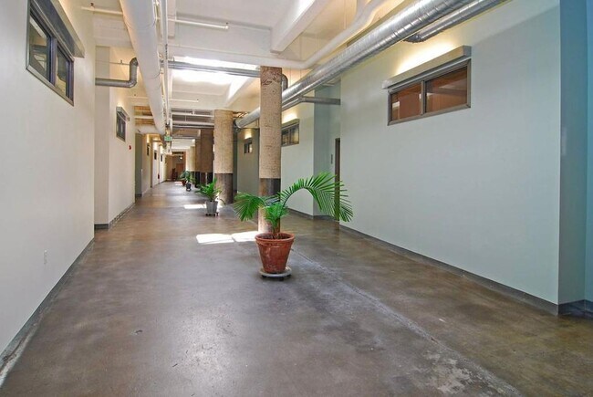Building Photo - 700 N Washington Ave