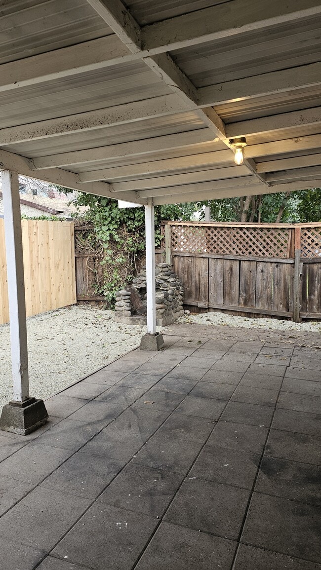 Building Photo - 476 E 7th Ave