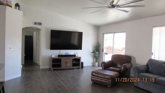 Building Photo - Refreshed 3 bedroom, 3 bath, 3 car boat de...