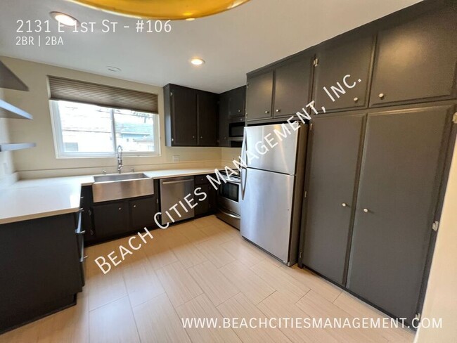 Building Photo - Condo located One Block from the Beach wit...