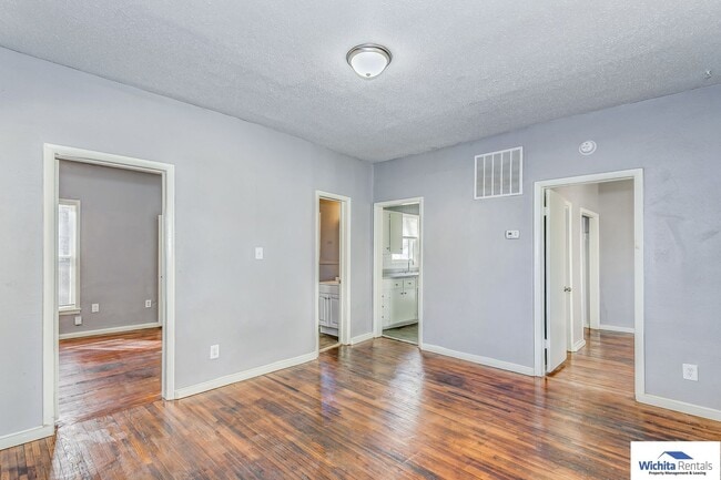 Building Photo - 3 bedroom 1.5 bath home