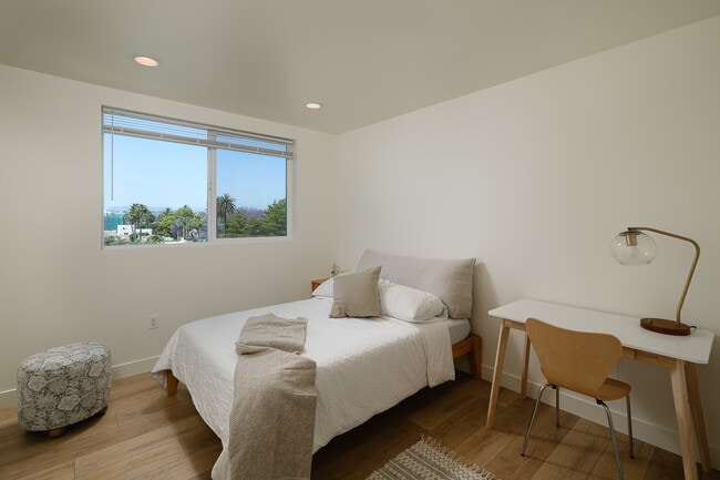 Building Photo - 3045 W Boulevard3H-3H