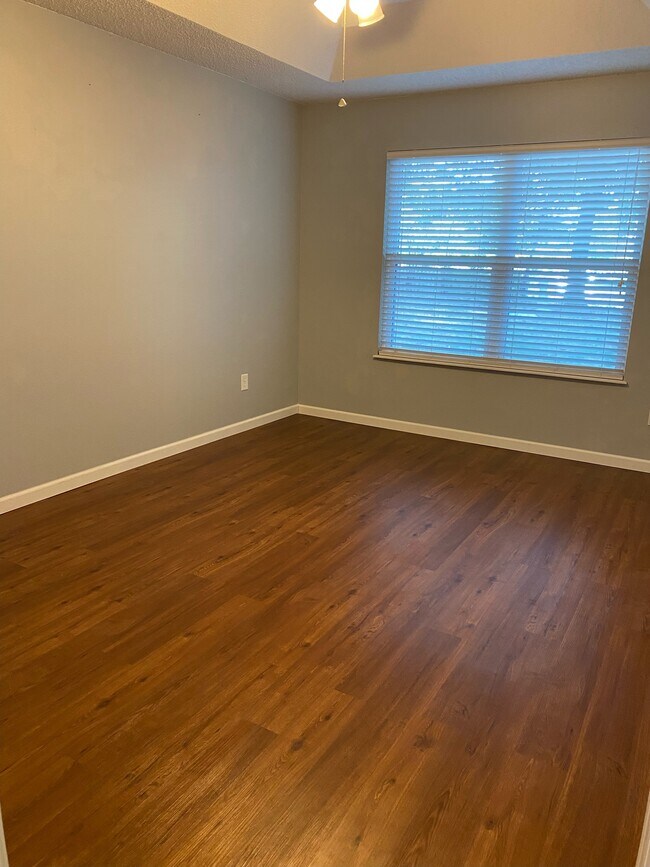 Master Bedroom - 3089 W Mulberry St