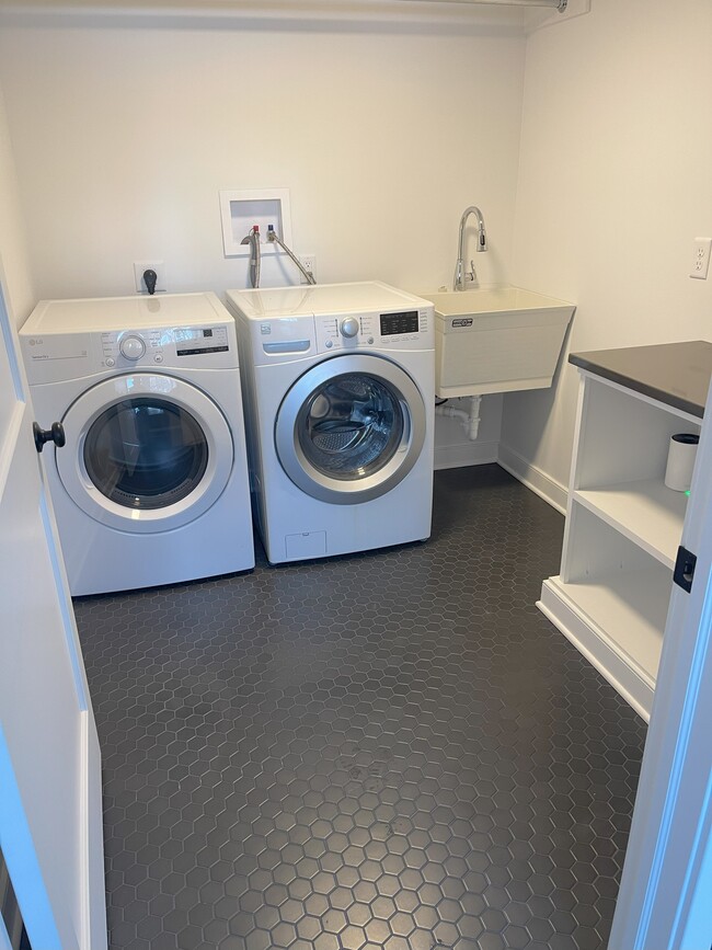 Laundry Room 2 - 5717 Roland Ave