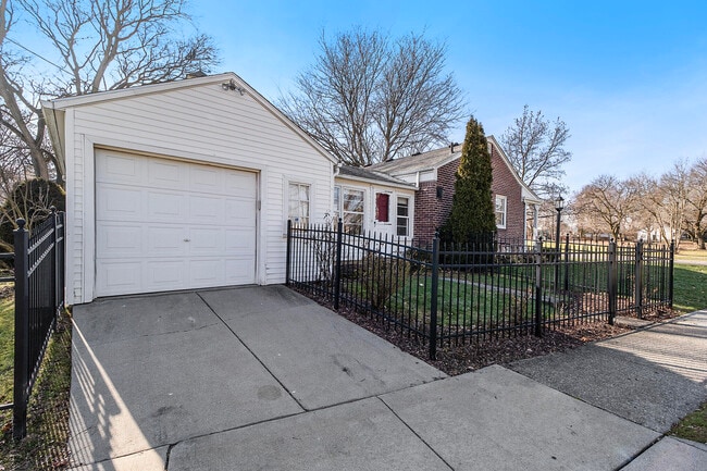 Building Photo - 4526 Cooper Ave