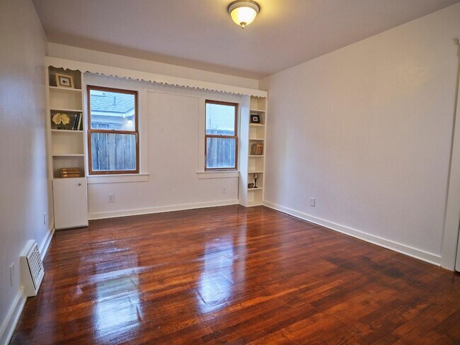 Building Photo - Charming 3 Bedroom in Historical Tower District