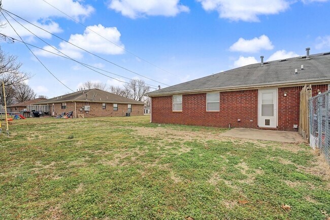 Building Photo - Welcome to this charming 2-bedroom, 2-bathroom home