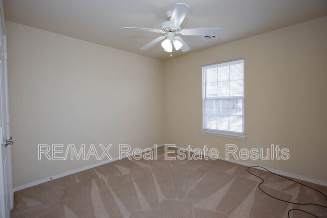 Building Photo - 1902 SW Fremont Rd