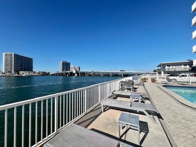 Building Photo - 2016 Bay Dr