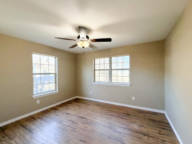 Building Photo - 316 S Watson St