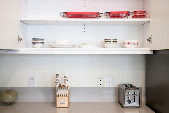 Building Photo - Fully Furnished with appliances Ontario Townhouse