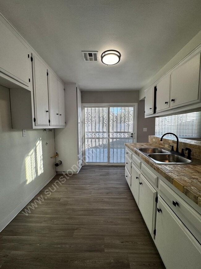 Building Photo - 1200 W 9th St