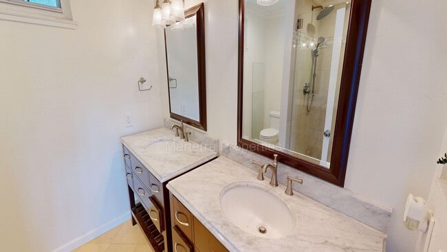 Building Photo - Large Spacious Home with a Pool!