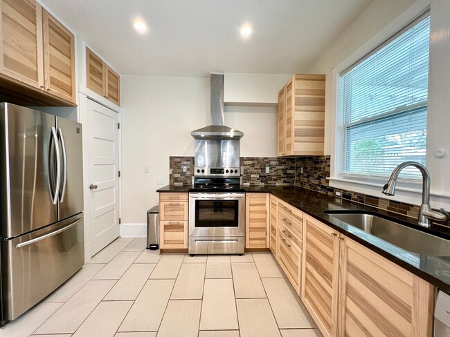 Building Photo - Charming 2 Bedroom Home - All utilities in...