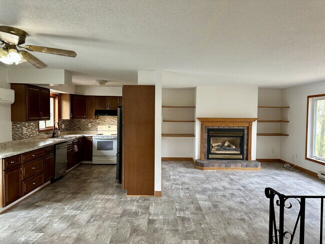 Building Photo - You've found it. This spacious 4-bedroom, 2-bathroom gem in Duluth's Kenwood neighborhood has a l...