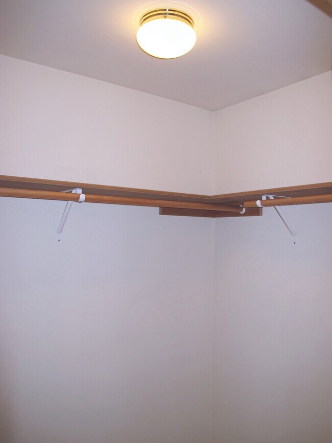 Building Photo - Charming 3 bedroom home w/master suite! Pe...