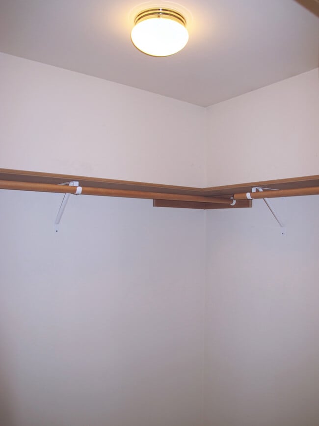 Building Photo - ***PENDING APPLICATION***Charming 3 bedroo...