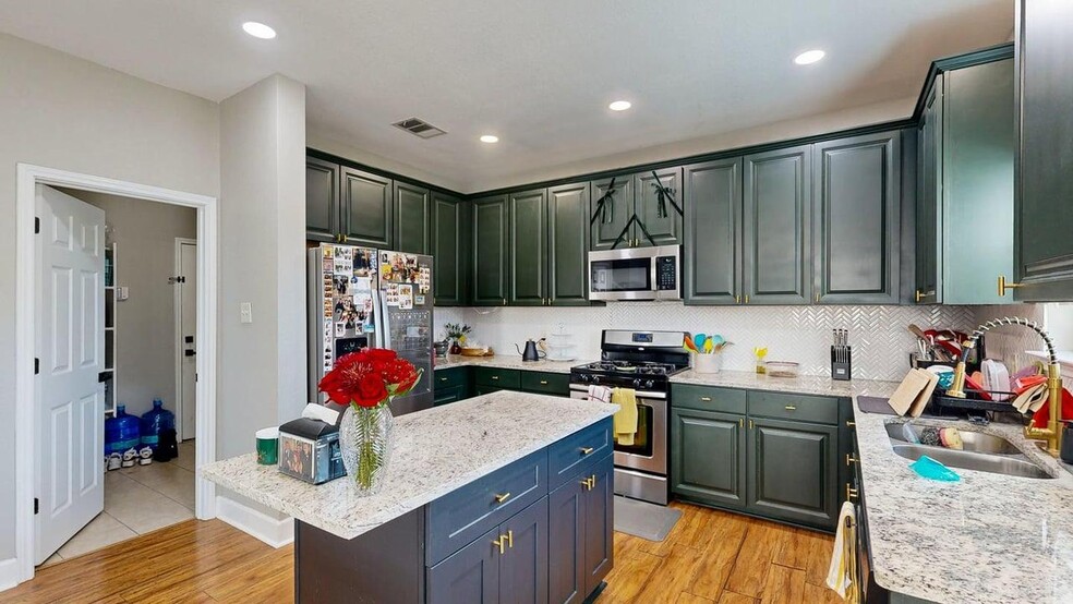 Building Photo - 2105 Huxley Ln