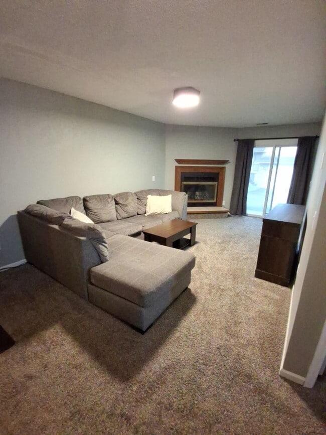 Building Photo - Dont Miss Out!  3 Bedroom Apple Valley Tow...