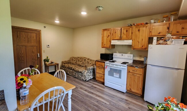 Building Photo - 1 Bedroom, 1 Bath Apartment- All utilities...