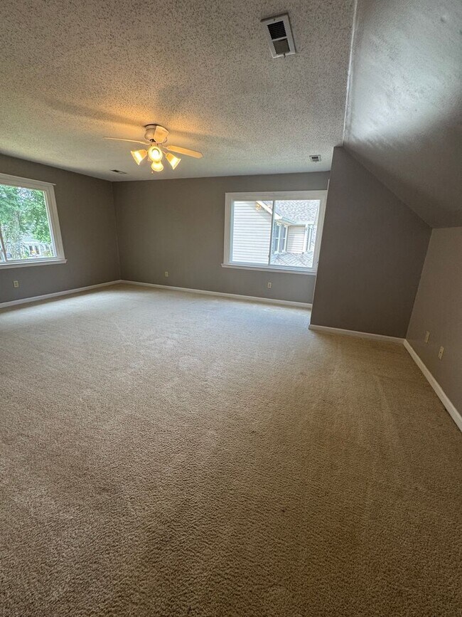 Building Photo - 2000/3 br/2.5 ba/bonus room/office 2,330 sqft