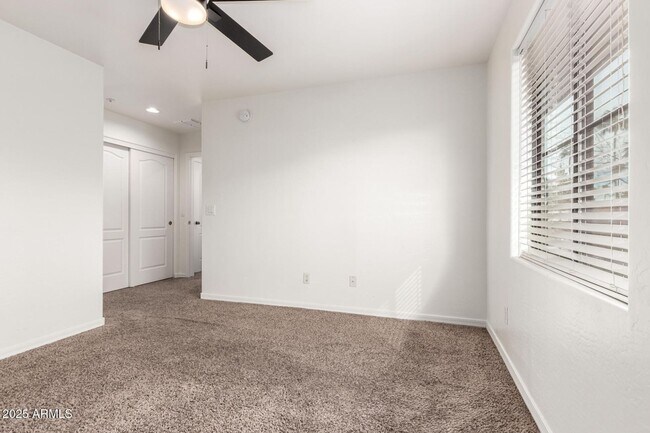Building Photo - CUTE TOWNHOME AVAILABLE NOW NEAR TEMPE TOWN LAKE!!!