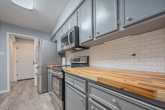 Building Photo - "NEWLY REMODELED 2-Bed Townhouse with 2.5 ...