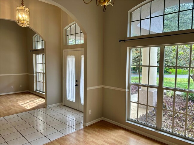 Building Photo - 10433 Lake Hill Dr