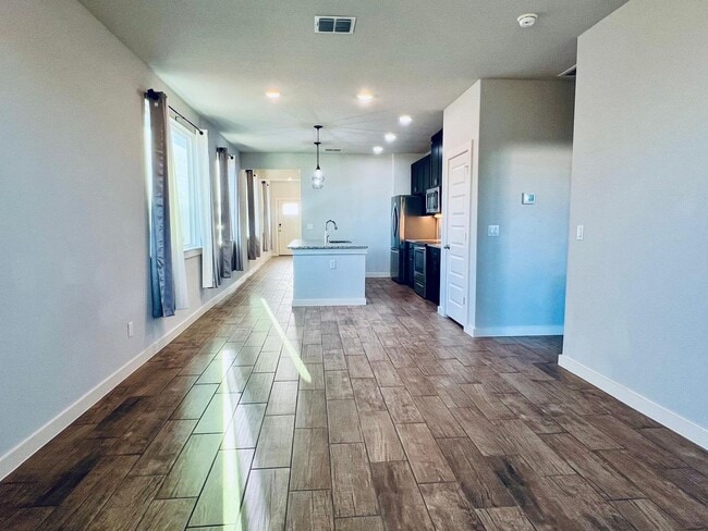 Building Photo - $500 OFF ON FIRST MONTH'S RENT! APPLICATION FEE WAIVED!  Modern 3BD/2BA Home in Blue Ridge Ranch ...