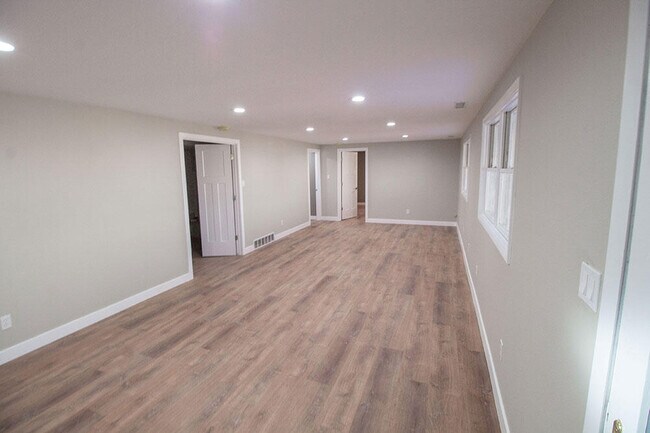 Building Photo - 715 Bluffdale Dr