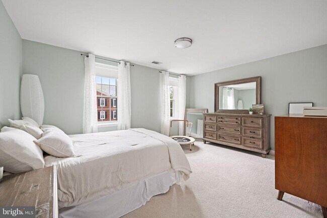 Building Photo - 3050 S Buchanan St