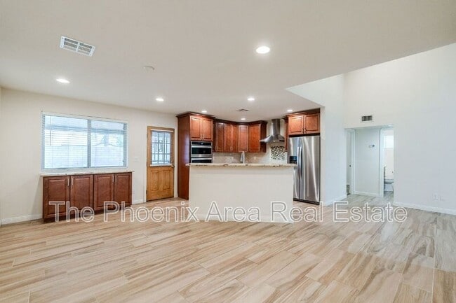 Building Photo - 3231 N Woodburne Dr