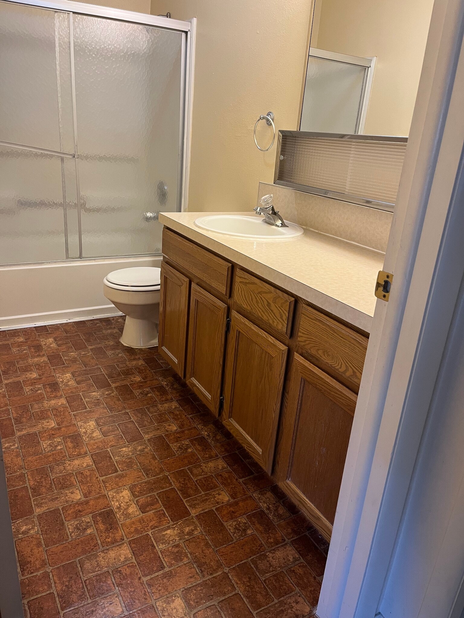 Full bathrm - 590 N Woodruff Ave