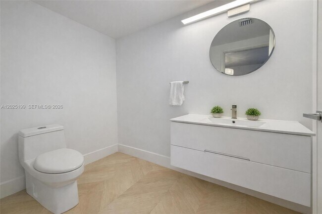 Building Photo - 1300 Brickell Bay Dr