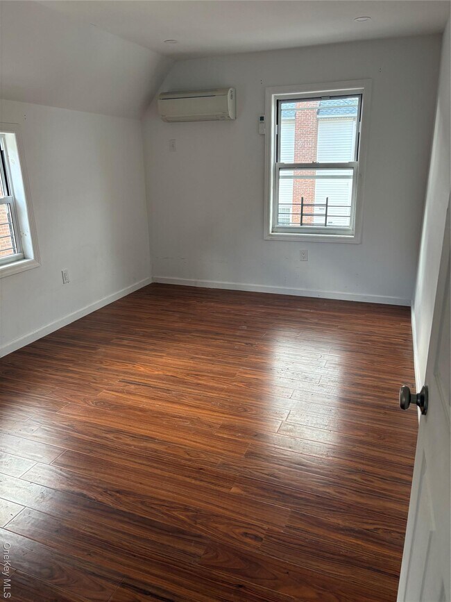 Building Photo - 3141 Kingsbridge Terrace