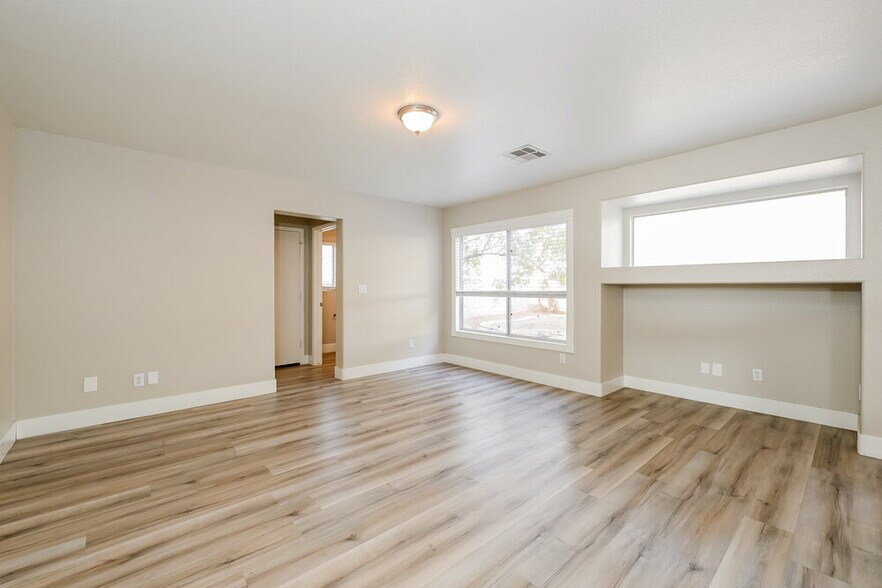 Building Photo - 1480 Silver Falls Ave