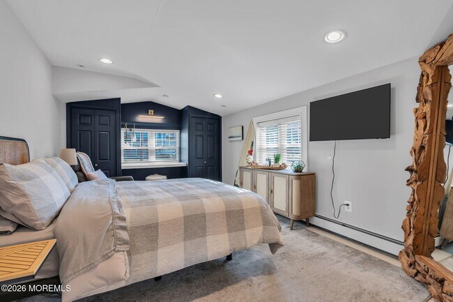 Building Photo - 115 10th Ave