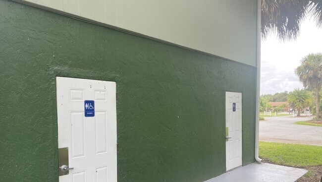 Building Photo - 2217 Flower Tree Cir