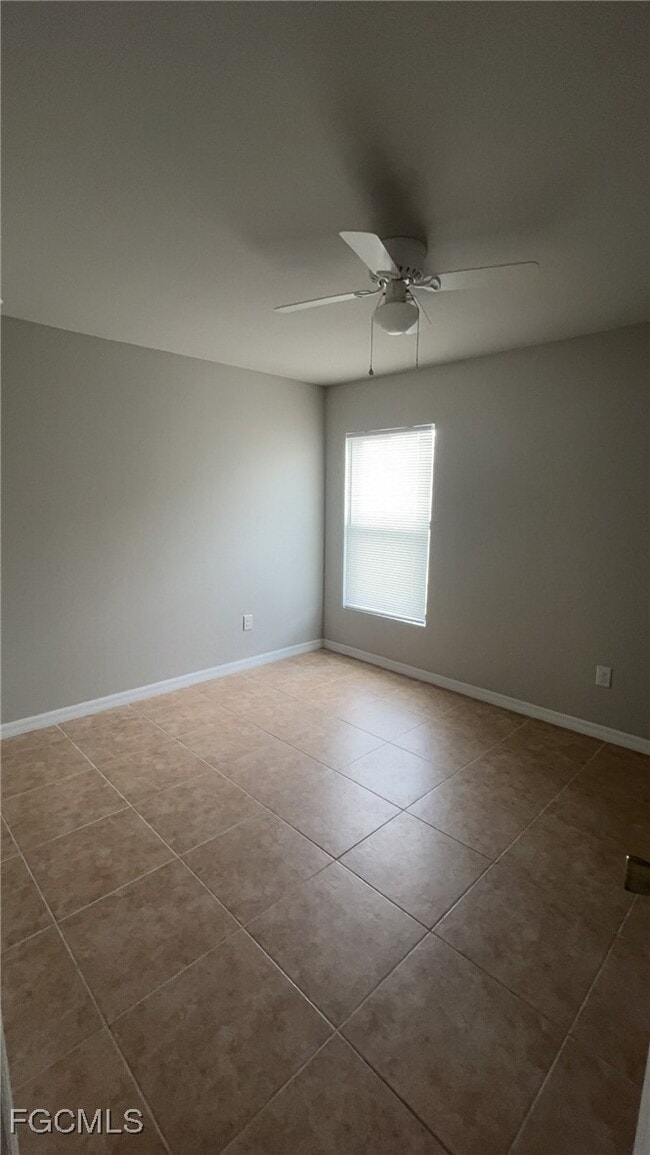 Building Photo - 1020 NE 8th Pl