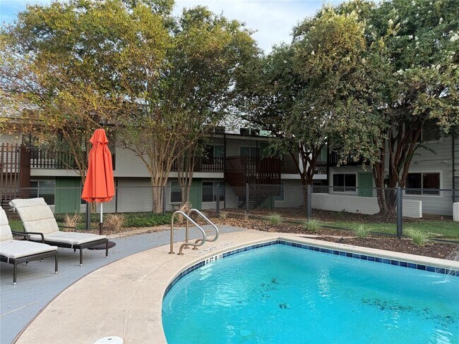 Building Photo - 2200 Dickson Dr