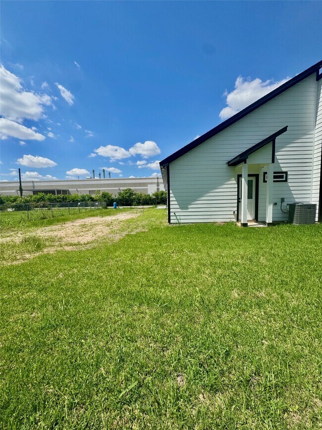 Building Photo - 5710 Delmack St