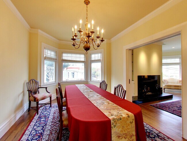 Building Photo - STUNNING 2/2 W/ Dining Room and LARGE Atti...
