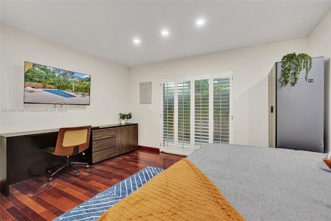 Building Photo - 2360 Tigertail Ave