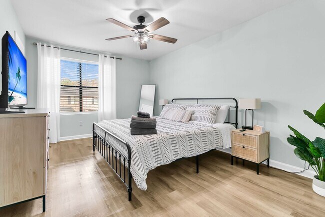 Building Photo - Fully Renovated 2 Bedroom Townhome in a Co...