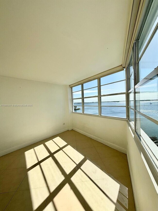 Building Photo - 801 Brickell Bay Dr