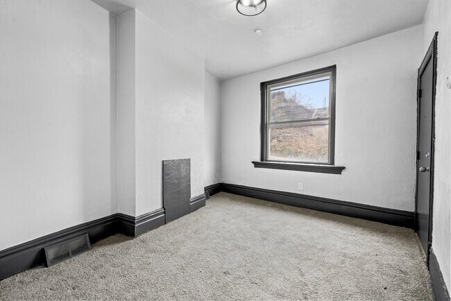 Building Photo - 1306-1308-1308 Complete St